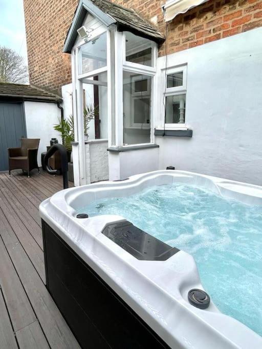 Boutique Apartment With Hot Tub, Chester Hough Green Exterior photo